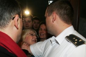 Kirill Kulikov swears with a guard