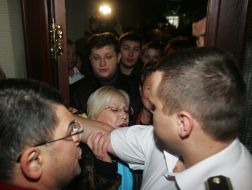 Kirill Kulikov swears with a guard