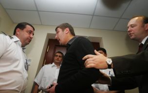 Guards keep out the Kulikov’ helper in a hall