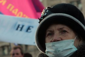 Elderly woman in respiratory mask