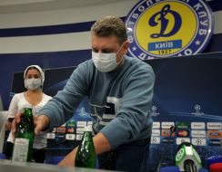 Працівники зали в респіраторних масках