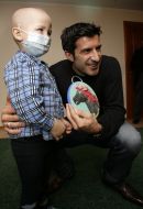 Luis Figo demonstrated by a gift