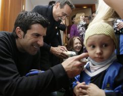 Luis Figo remedies a sport shirt