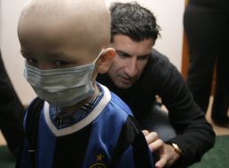 Luis Figo an autograph puts on a sport shirt