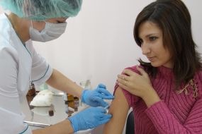A doctor does a vaccination against a flu