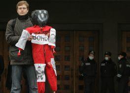 Молодой человек держит чучело ”Воно”