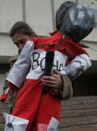 Молодой человек держит чучело ”Воно”
