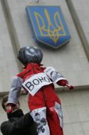 Молодой человек держит чучело ”Воно”