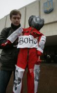 Молодой человек держит чучело ”Воно”