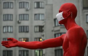 The sculpture of man in a respirator mask