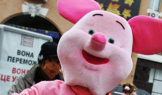 A man in the suit of pig