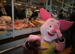 A man in the suit of pig