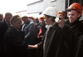 Yuliya Timoshenko speaks with the workers