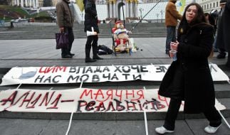 Участница акции ”Грипп или политическая игра”