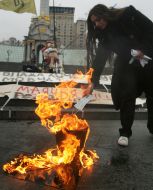 Участница акции ”Грипп или политическая игра”