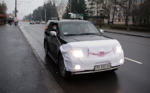 Car with in a ”respirator mask”