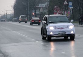 Car with in a ”respirator mask”