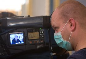 Видеооператор в респираторной маске