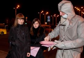 Участник акции раздает листовки