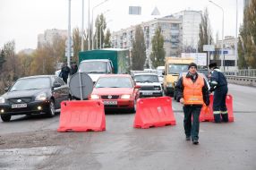 A worker and GAI employee block transport motion