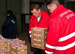 Unloading of boxes with ”Aktimel’”