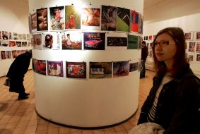 Посетители рассматривают экспонаты