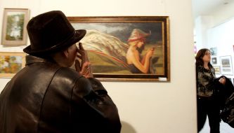 Посетительница рассматривает картину