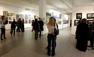 Посетители рассматривают экспонаты