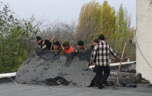 Workers blow off a ruberoid
