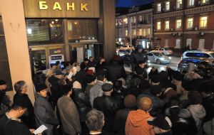 Вкладники Укрпромбанку біля ”Родовід Банку”