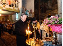 Victor Yanukovych puts a candle