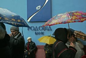 Вкладники Укрпромбанку біля ”Родовід Банку”