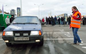 Судья возле автомобиля