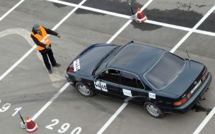 Судья возле автомобиля