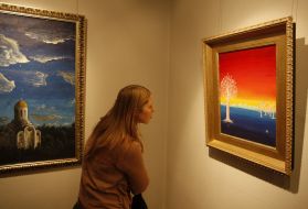 Посетительница выставки