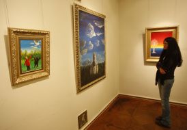 Посетительница выставки