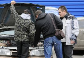 Мужчины осматривают автомобили