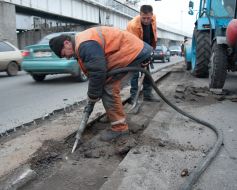 Employees of road service