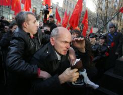 Violator of order which poured by the paint of monument to Lenin