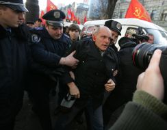 The employees of militia detain the violator of order