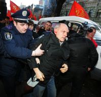 The employee of militia detains the violator of order