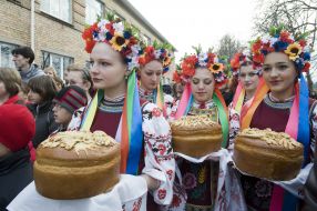 Girls in the Ukrainian national suits