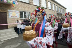Girls in the Ukrainian national suits