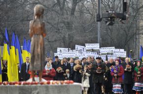 Возложение цветов к Мемориальному знаку жертвам Голодомора