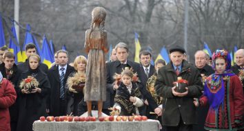 Возложение цветов к Мемориальному знаку жертвам Голодомора