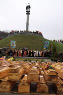 Церемония перезахоронения останков жертв репрессий и голода 1946-1947 гг.
