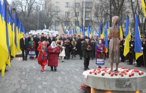 Возложение цветов к Мемориальному знаку жертвам Голодомора