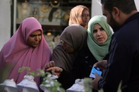 Жительницы города выбирают украшения