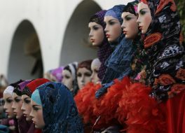 Манекены с женской одеждой