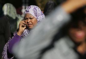 Местная жительница разговаривает по мобильному телефону